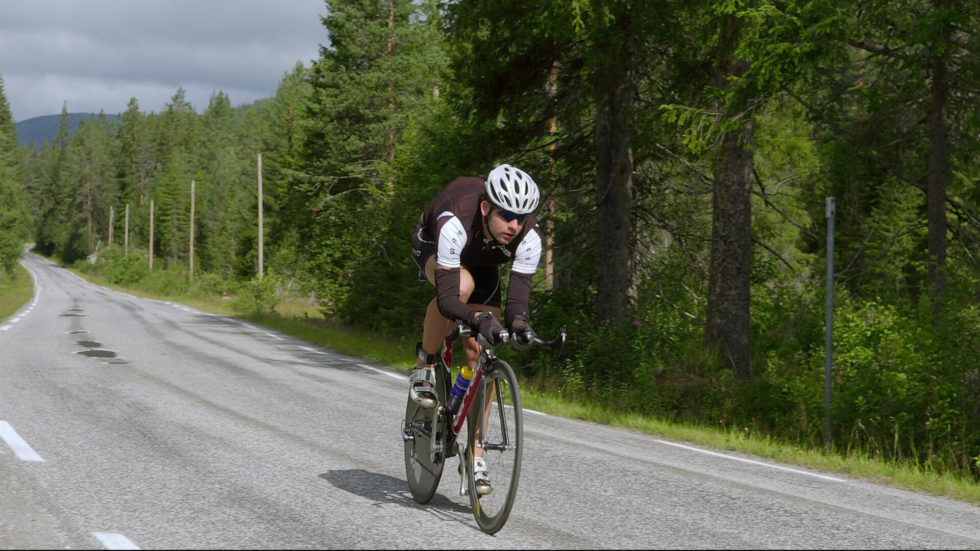 惊天逆袭！爱尔兰黑马掀翻AC米兰，库尔图瓦一夫当关，只手改写淘汰赛命运！
